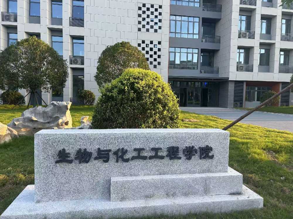 波密县扬州职业大学体育场高杆灯项目